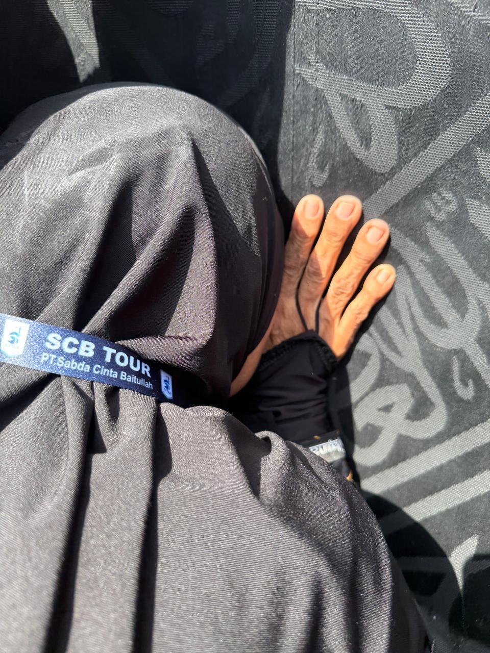 Jamaah mencium kakbah